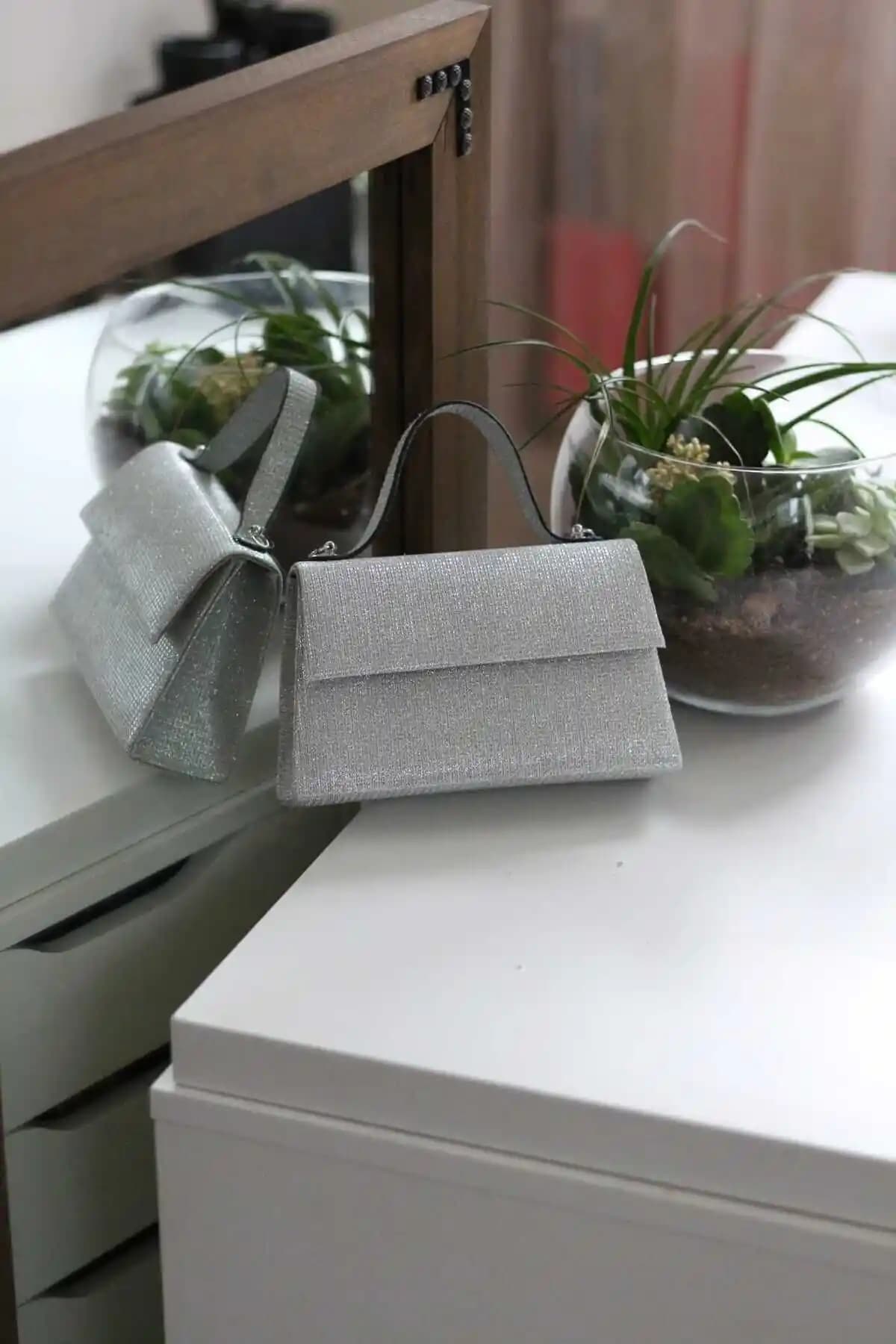 Moom Bag Kadın Gümüş Simli Abiye Omuz Çantası Şık ve Kullanışlı Tasarım