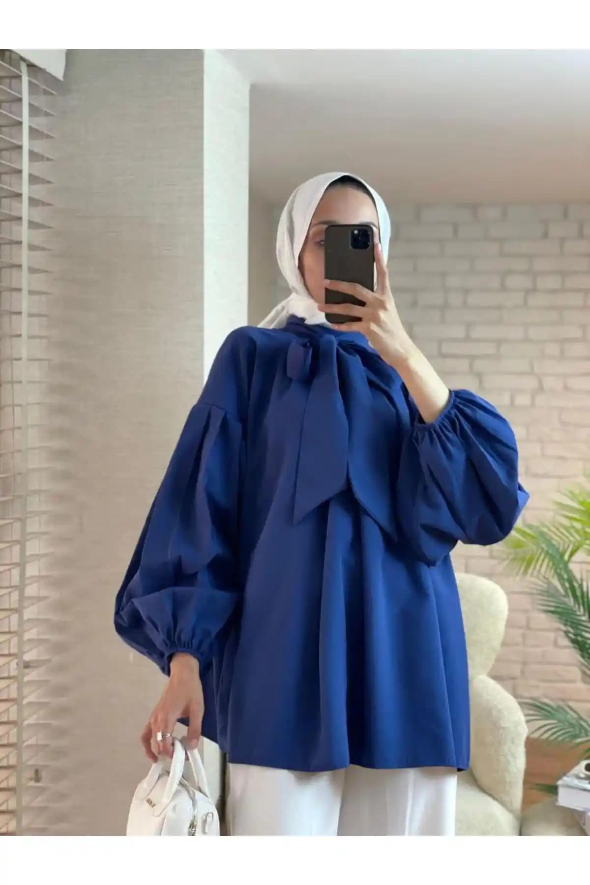Nergis Neva Butik Yakası Fularlı Pileli Tunik: Şıklık ve Konforun Buluşması