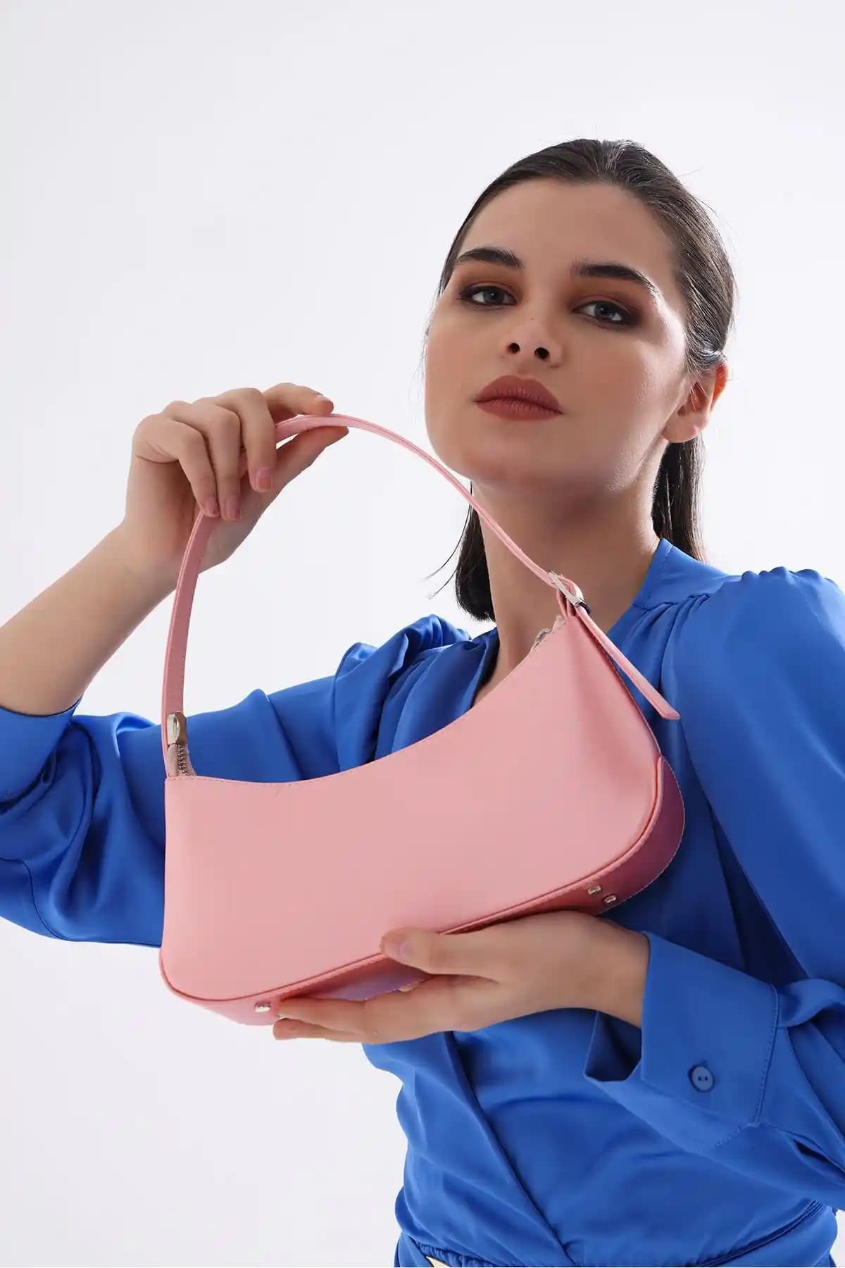 Paksoy Kadın Pembesi Saten Baget Çanta Şık ve Fonksiyonel Tasarım Özellikleri