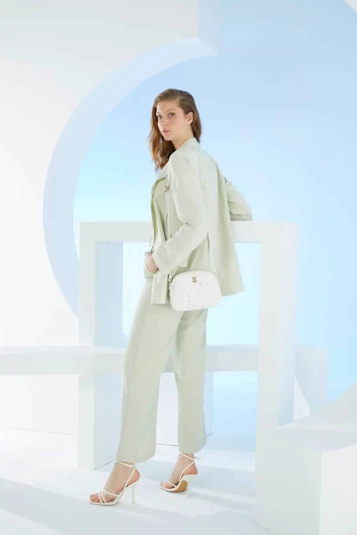 Pierre Cardin Beyaz Monogram Kadın Omuz Çantası Şıklık ve İşlevselliğin Birleşimi