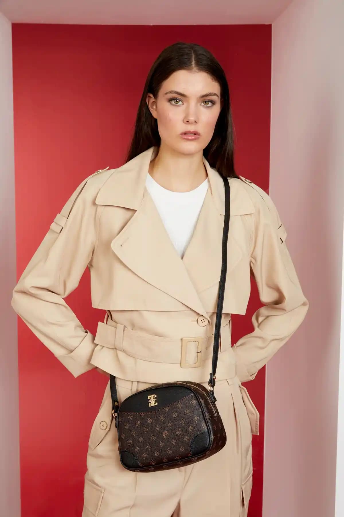 Pierre Cardin Kahve Monogram Kadın Omuz Çantası Şıklık ve İşlevselliği Bir Arada Sunar