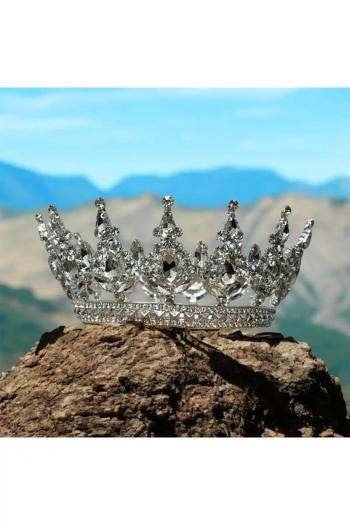 Sabek Bujiteri Pasta Taçı 12 Cm: Dayanıklı ve Şık Doğum Günü Dekorasyonu Detayı