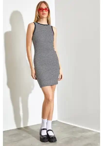 Şade Kaşkorse Elbiselerinin Karşılaştırması: Tasarım, Kumaş ve Kullanıcı Yorumları