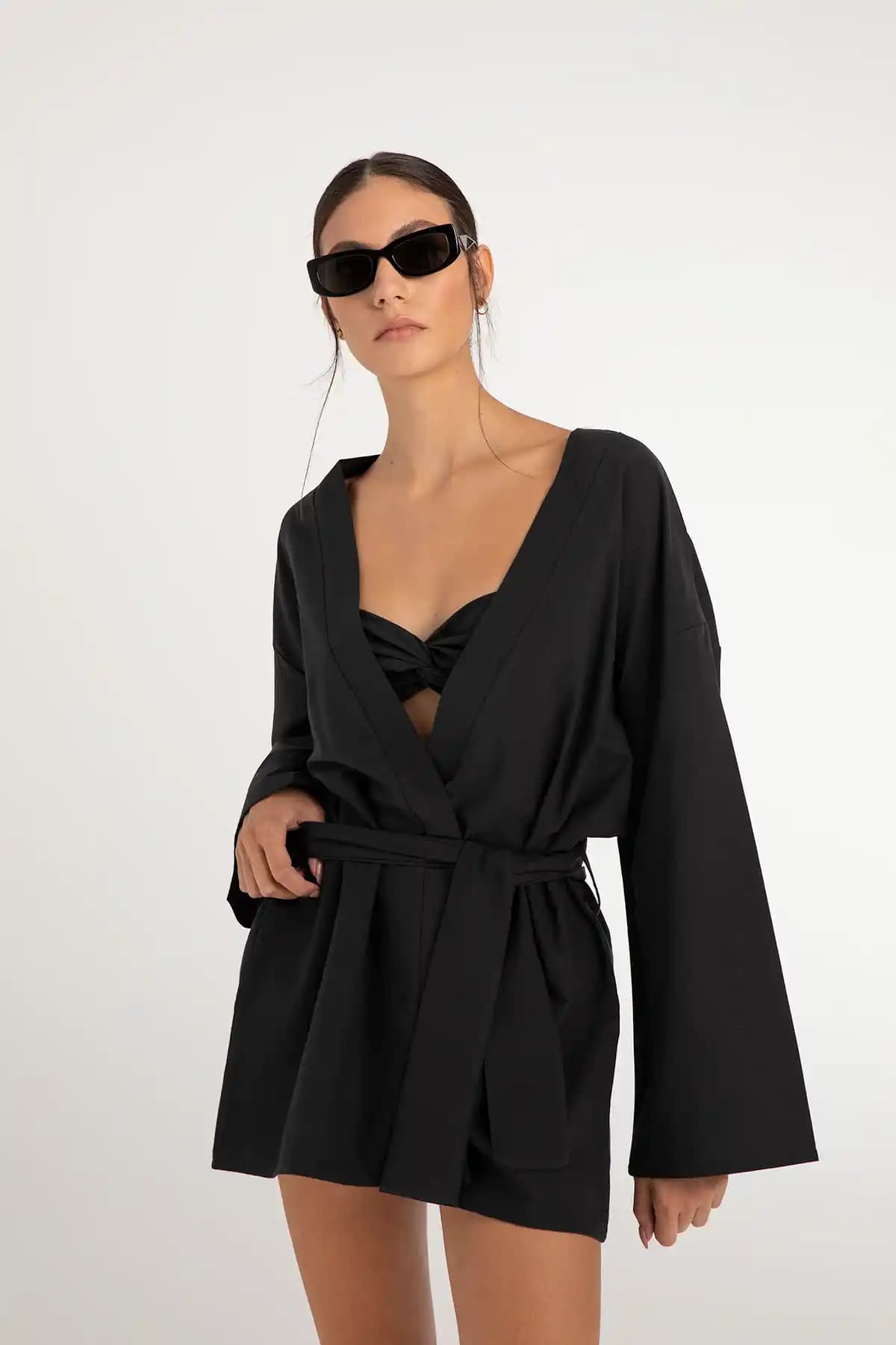 SHEISMONO Maia Keten Kimono Siyah: Modern ve Rahat Günlük Giyim Parçası