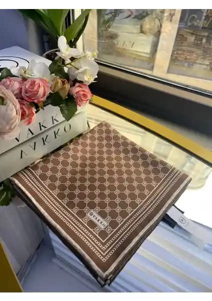 Vakko Twill İpek Eşarp: Şıklık ve Kalitenin Sembolü Kadınlar İçin Zarif Aksesuar