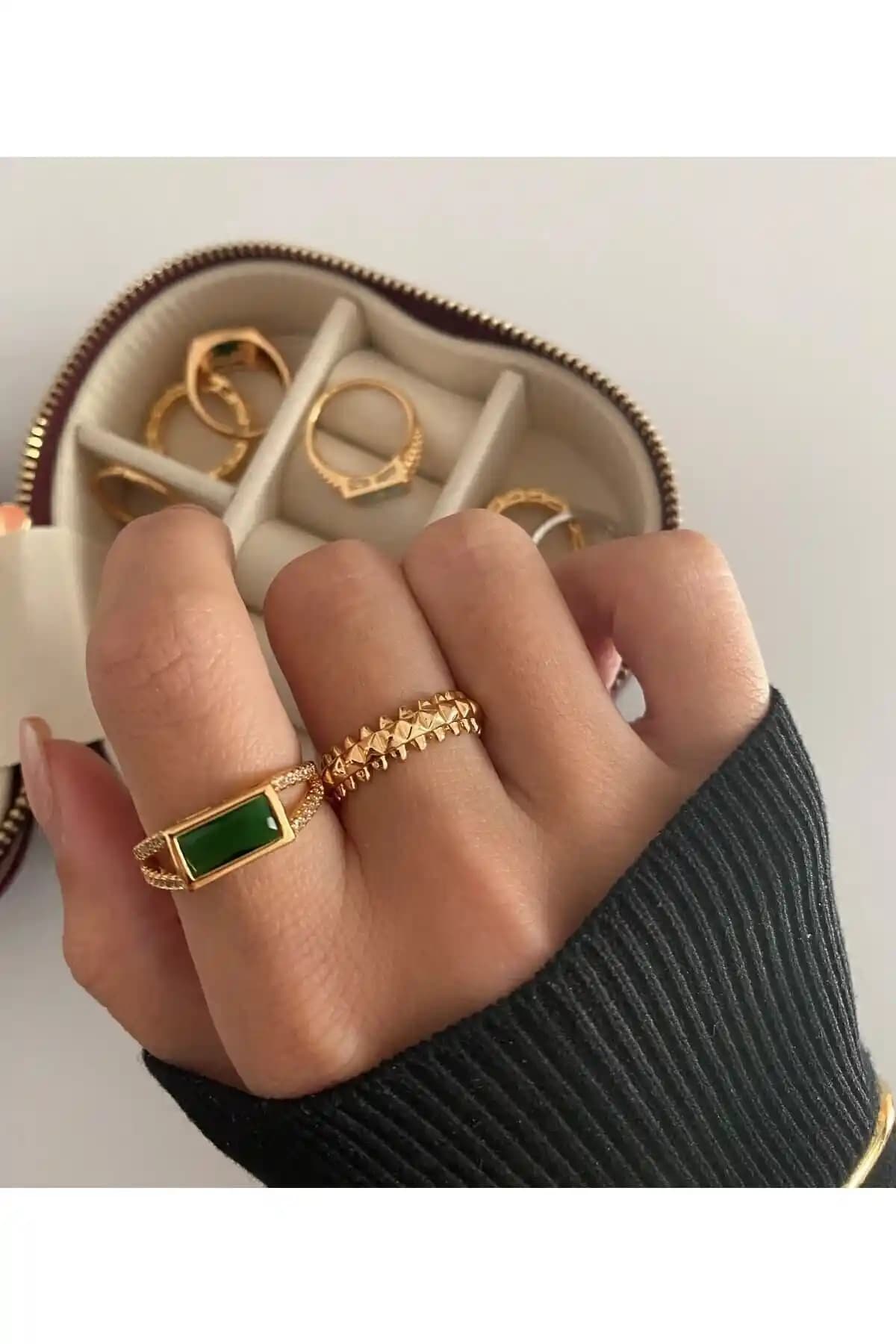 Zımbalı Altın Kaplama Modern Yüzük Şıklık ve Dayanıklılığı Bir Arada Sunar