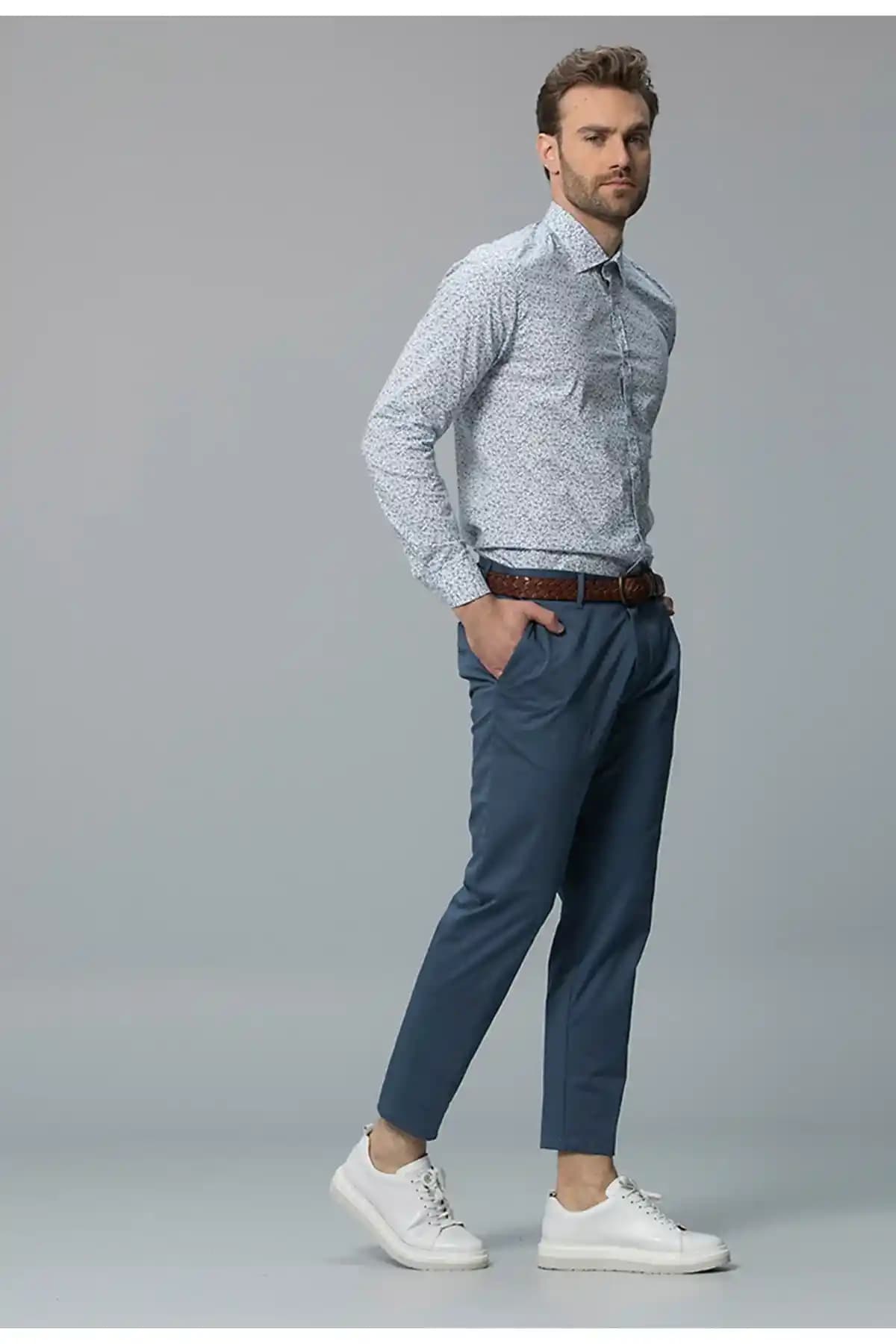 Koyu Renk Pantolon ve Gömlekle Uyumlu İş Ortamı Spor Ayakkabı Seçenekleri