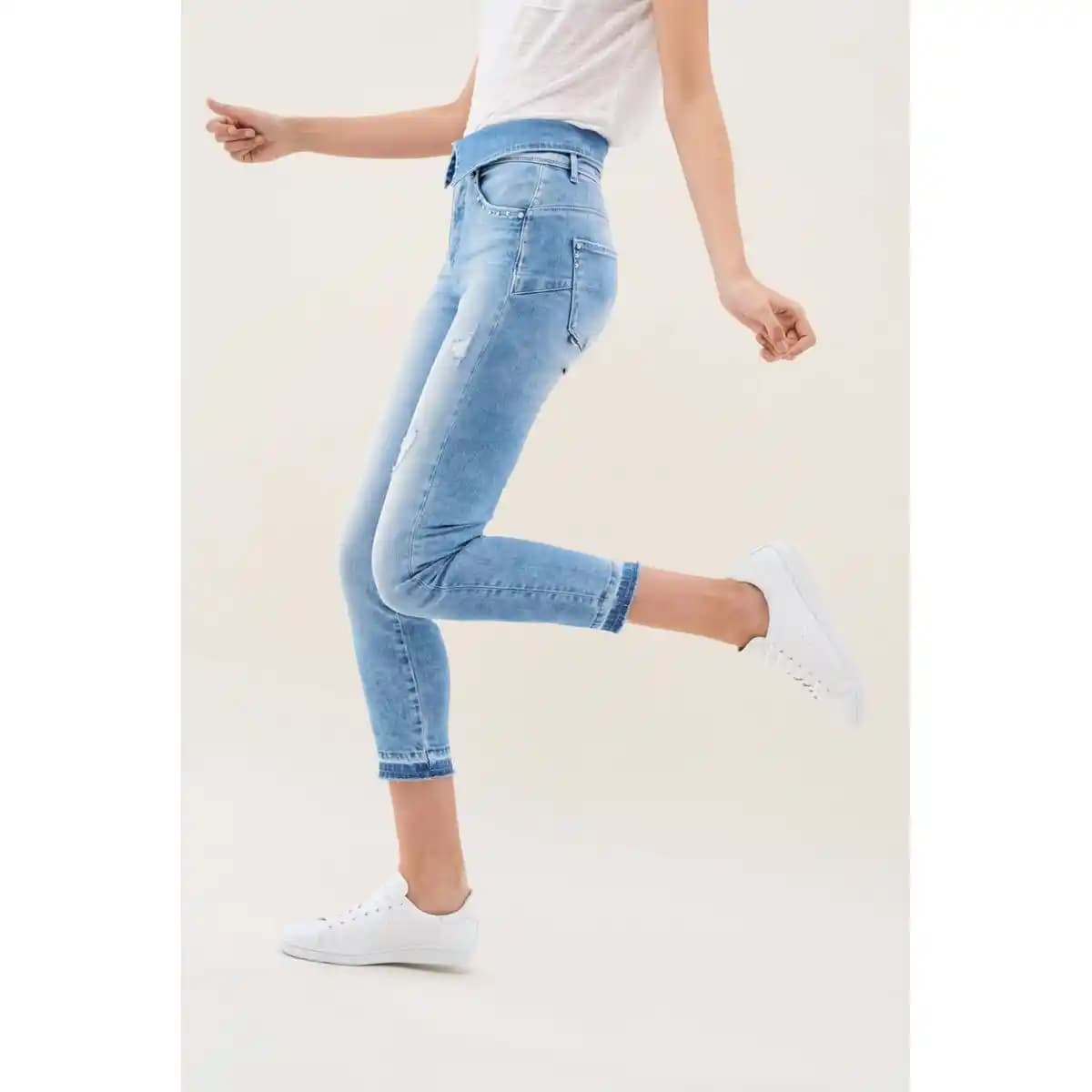 Küçük Bel ve Uzun Boy İçin Raw Denim: Kesimler, Kumaş Özellikleri ve Yıkama Yöntemleri