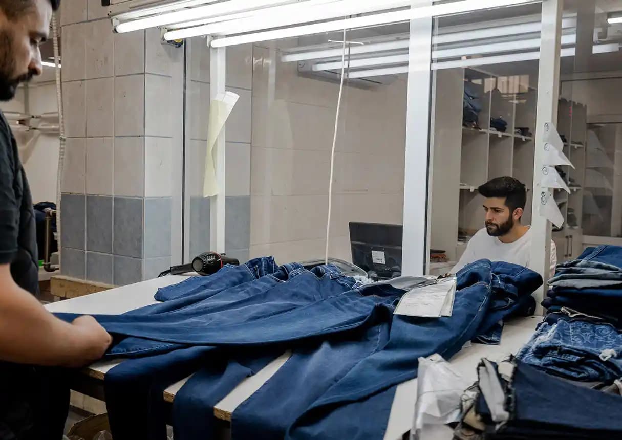 Raw Denim Beden Seçimi, Kumaş Yapısı ve Bakım Teknikleri Üzerine Güncel Bilgiler