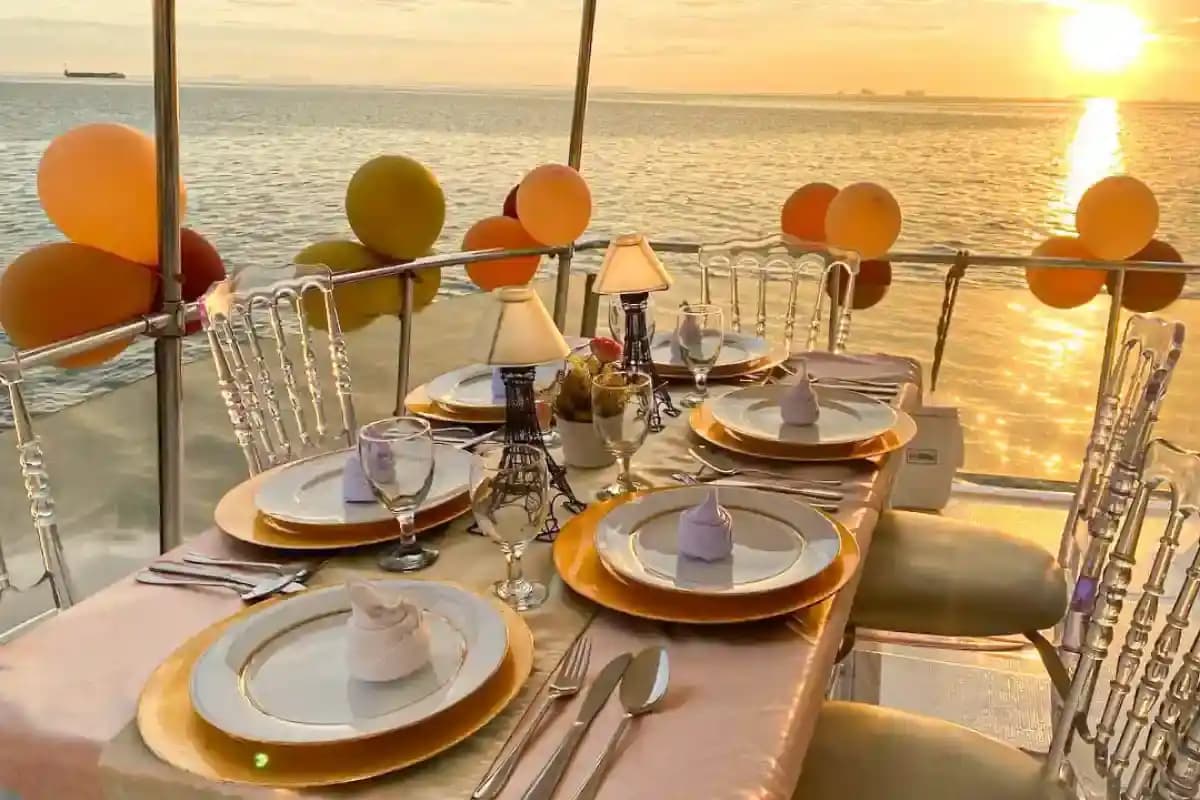 Uzun Yürüyüş ve Akşam Yemeği İçin Konforlu ve Şık Tatil Spor Ayakkabıları Seçimi