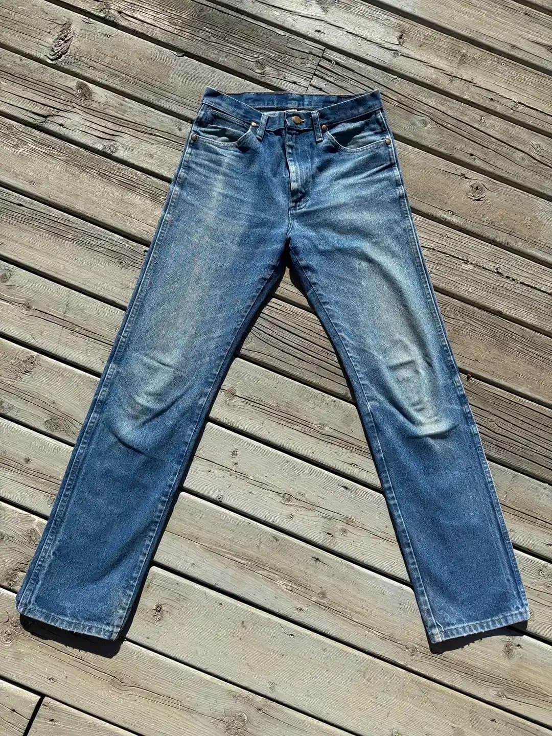 Wrangler 13MWZ Raw Indigo Pantolonların Doğal Solma Süreci ve Bakım Yöntemleri