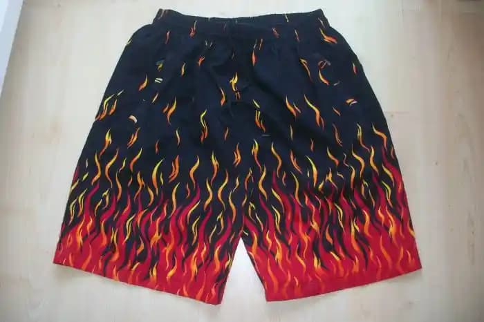 Alevli Deniz Şortu Modelleri ve Stil İpuçlarıyla Yaz Plajında Fark Yaratın