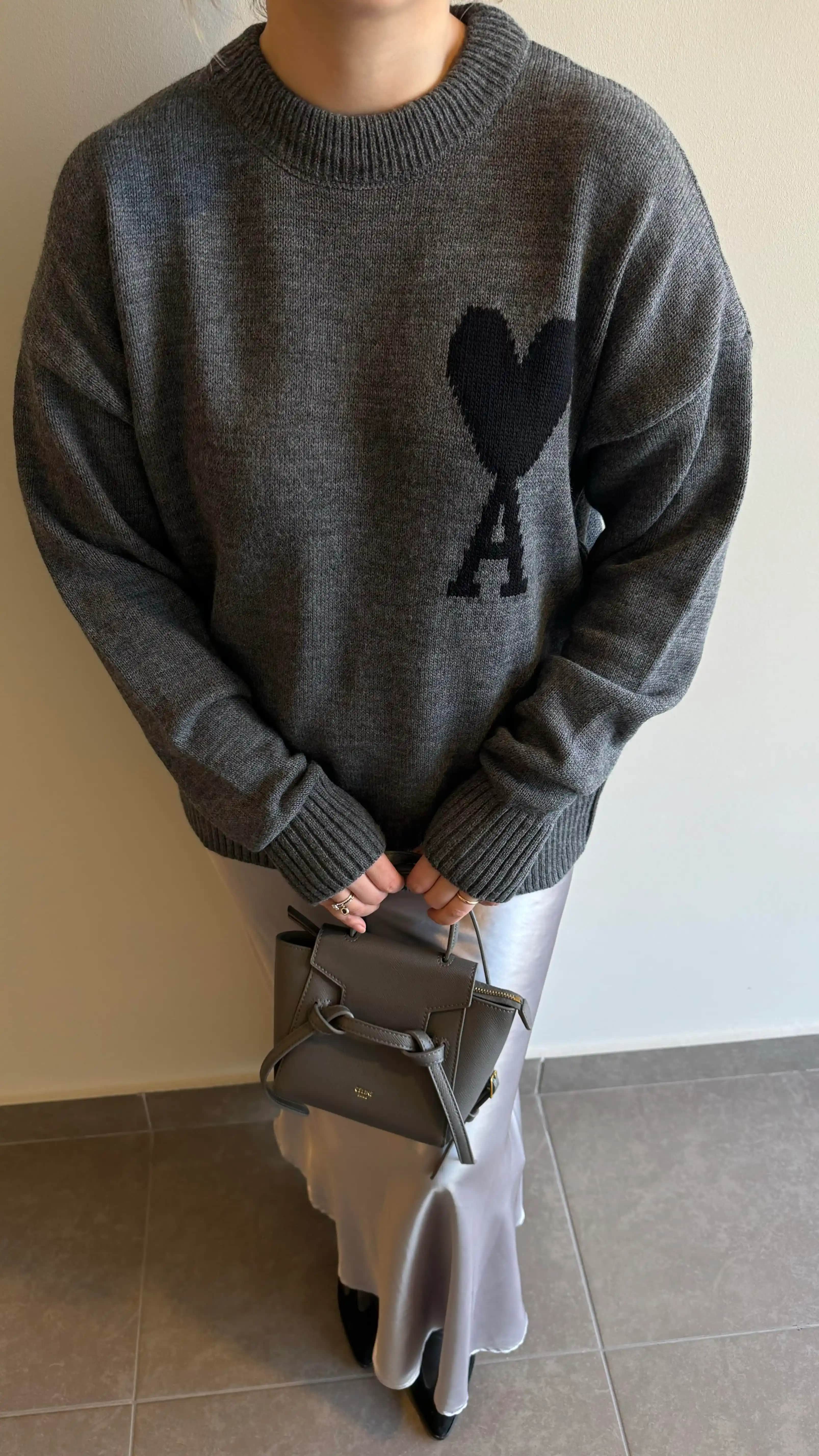 Antrasit Kazaklar: Kışın Şıklık ve Konforun En İyi Seçenekleri