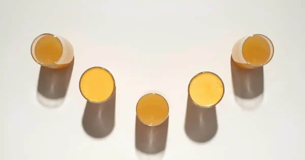 Beyaz V Yaka Kazaklar: Şıklık ve Rahatlığın Modern Buluşması