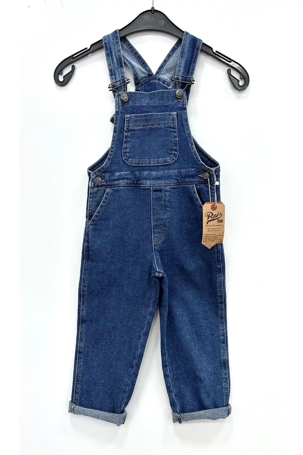 Çocuk Giyiminde Kot Salopetler: Rahatlık ve Şıklığın Modern Kombinasyonları