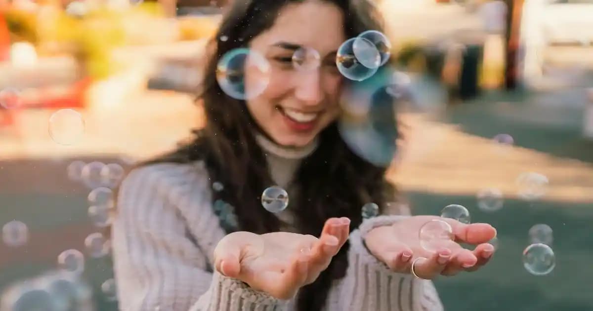 Ekru Mom Jean Neden Günümüz Moda Trendlerinde Öne Çıkıyor ve Nasıl Kombinlenir