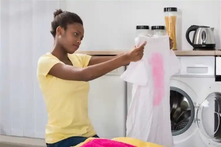 Elbise ve Giyim Üzerindeki Çamaşır Suyu Lekelerini Etkili ve Güvenli Şekilde Çıkarmanın Yolları