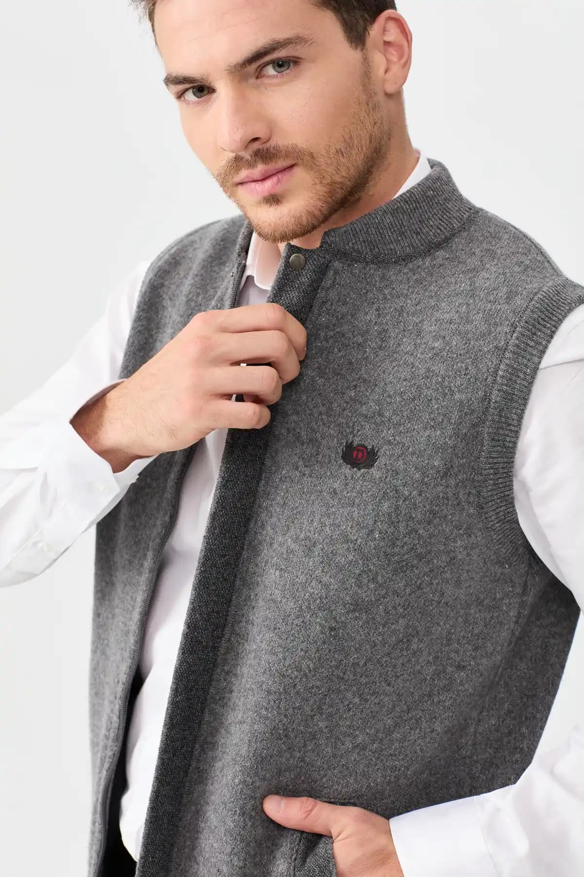 Erkek Giyiminde Hakim Yaka Detaylarıyla Şıklık ve Fonksiyonellik Artar