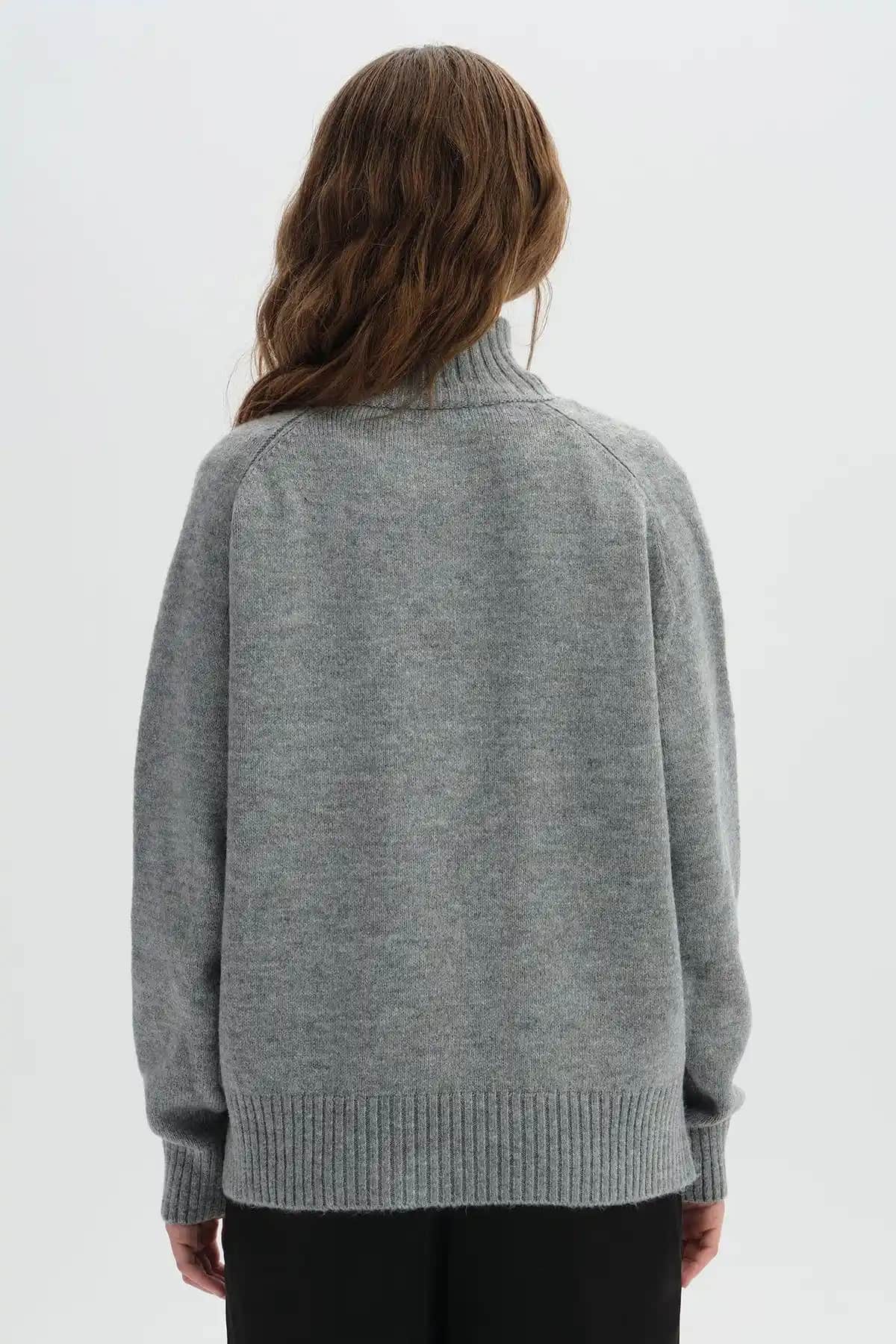 Hakim Yaka Kazaklar ile Kış Stilinizde Modern ve Şık Görünüm Yakalayın