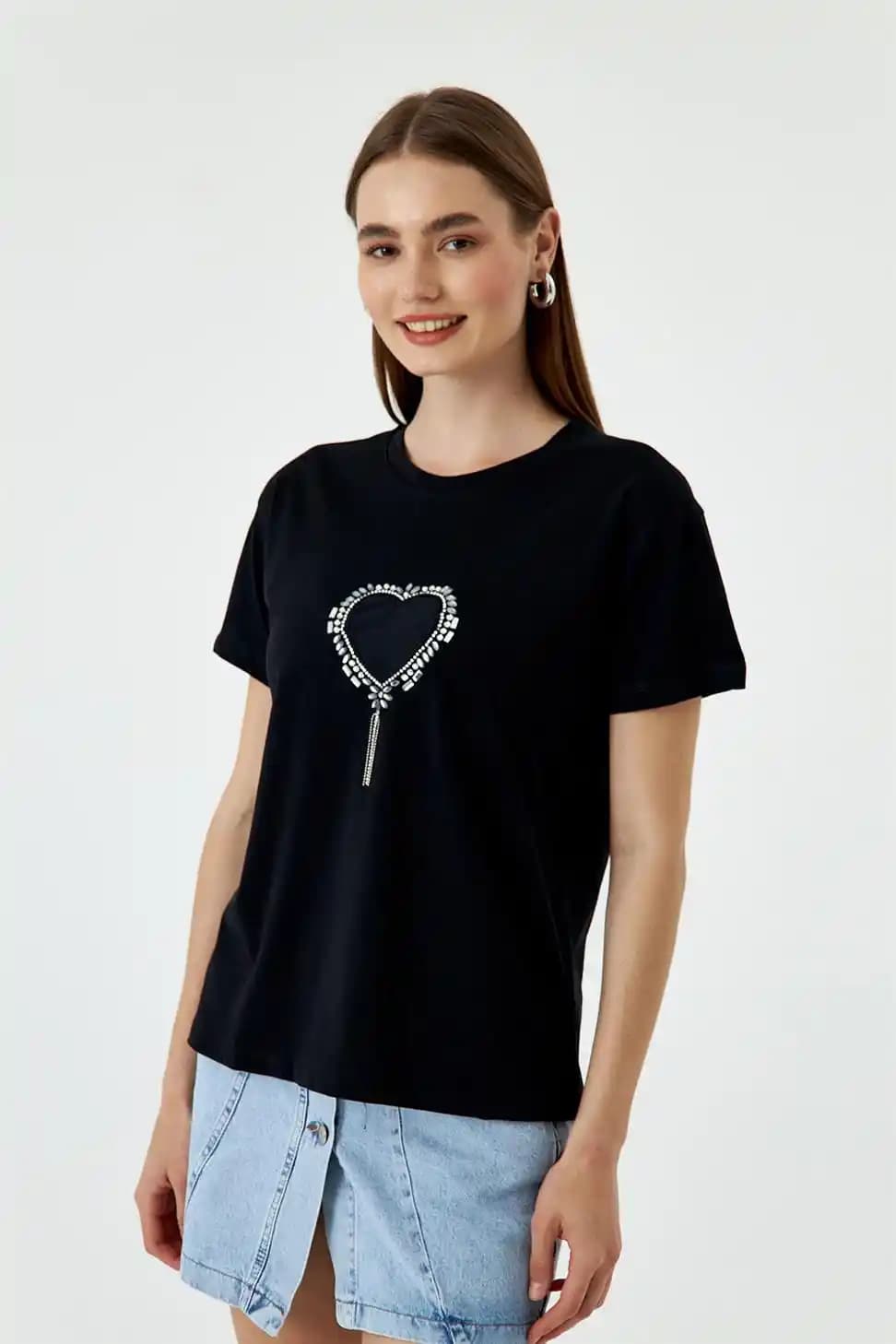 Kadın Giyiminde Rahat ve Şık Olmanızı Sağlayan Bisiklet Yaka Tişörtler