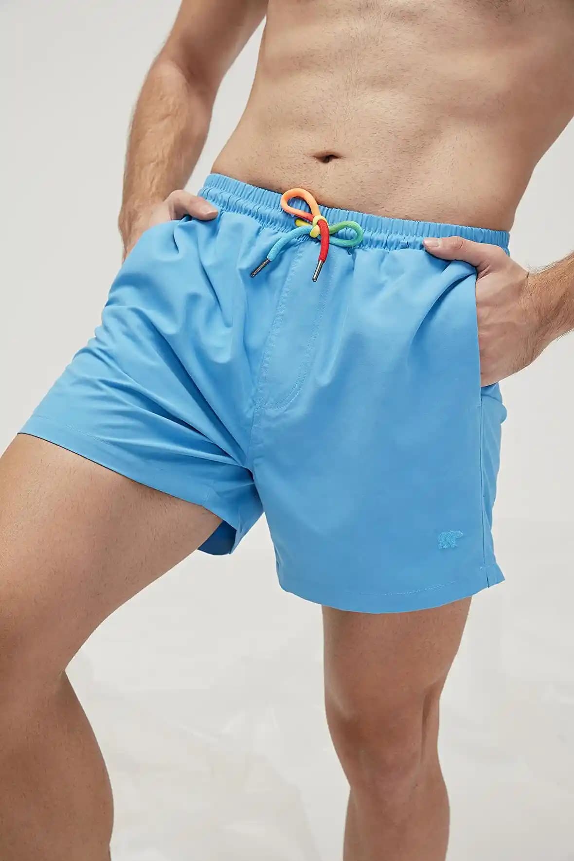 Renk Değiştiren Deniz Şortu: Yazın Yenilikçi ve Çekici Seçenekleri