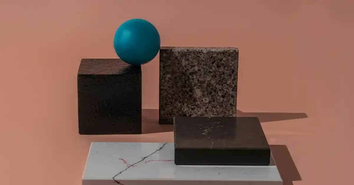 Siyah Kapüşonlu Fermuarlı Sweatshirt: Moda ve Konforun Birleştiği Güncel Trend