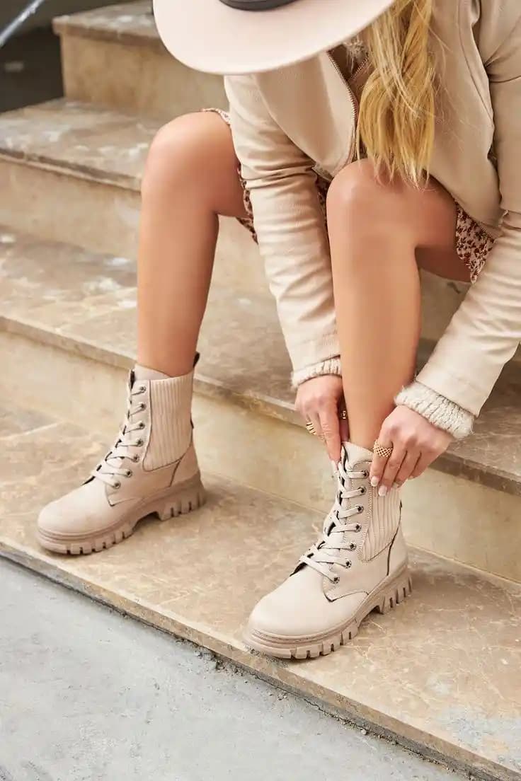 Açık Renk Botlar Moda ve Şıklığın Güncel Trendleri ile Kombinasyon İpuçları