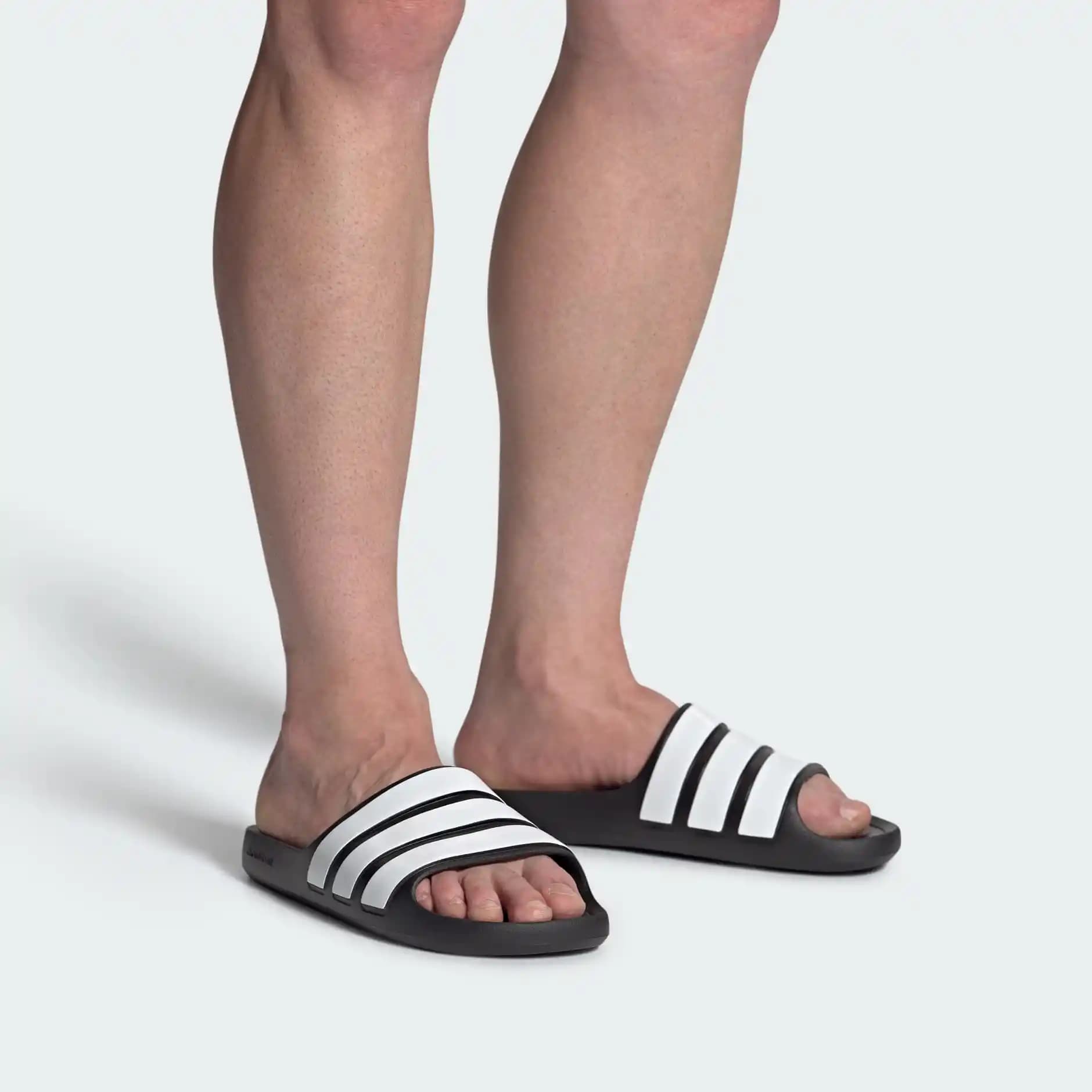 Adidas Adilette Sandaletleri: Konfor ve Şıklığın Günlük ve Plaj Kullanımı İçin Tercih Edilen Modeli