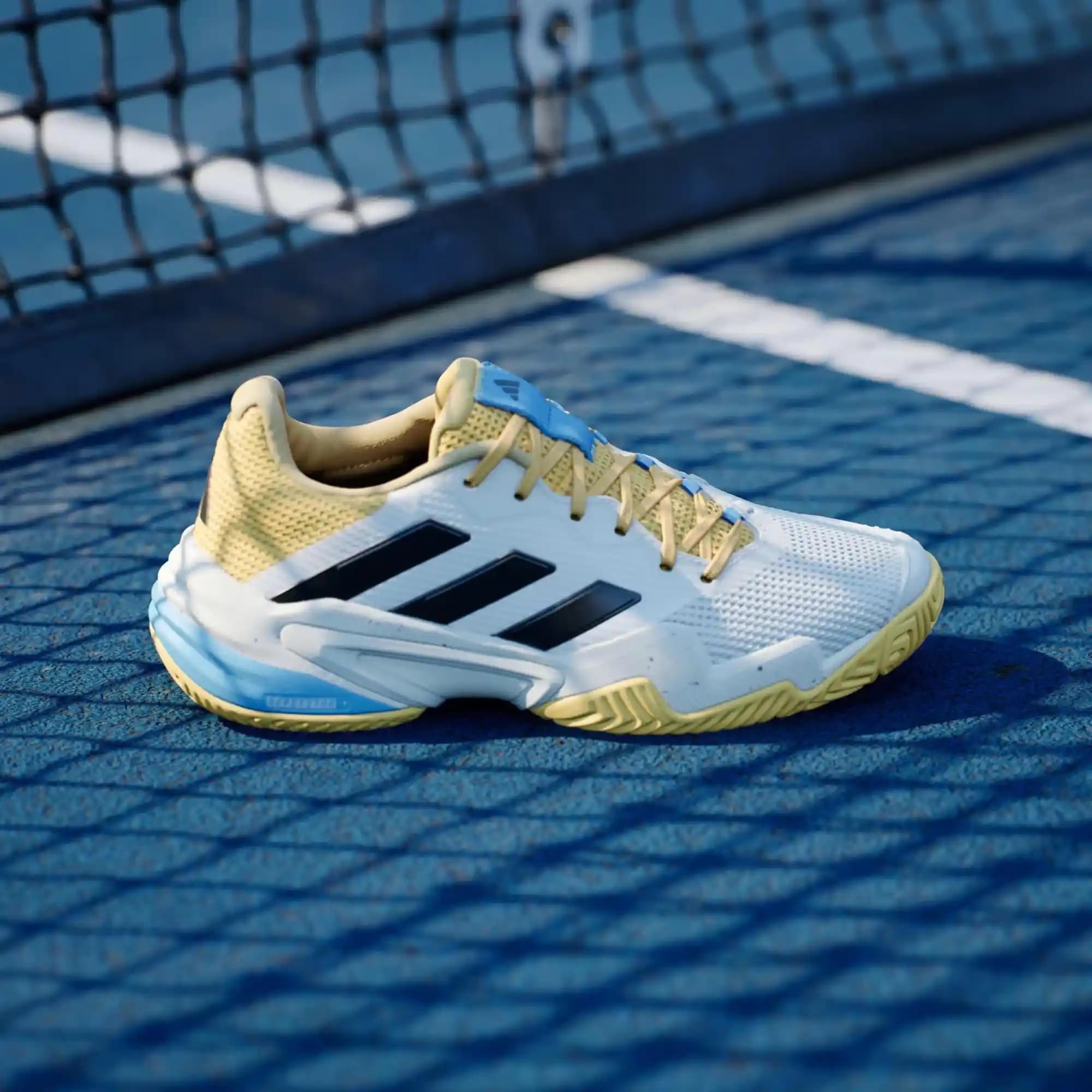 Adidas Barricade Tenis Ayakkabısı: Performans ve Şıklık Sunan Dayanıklı Tasarım