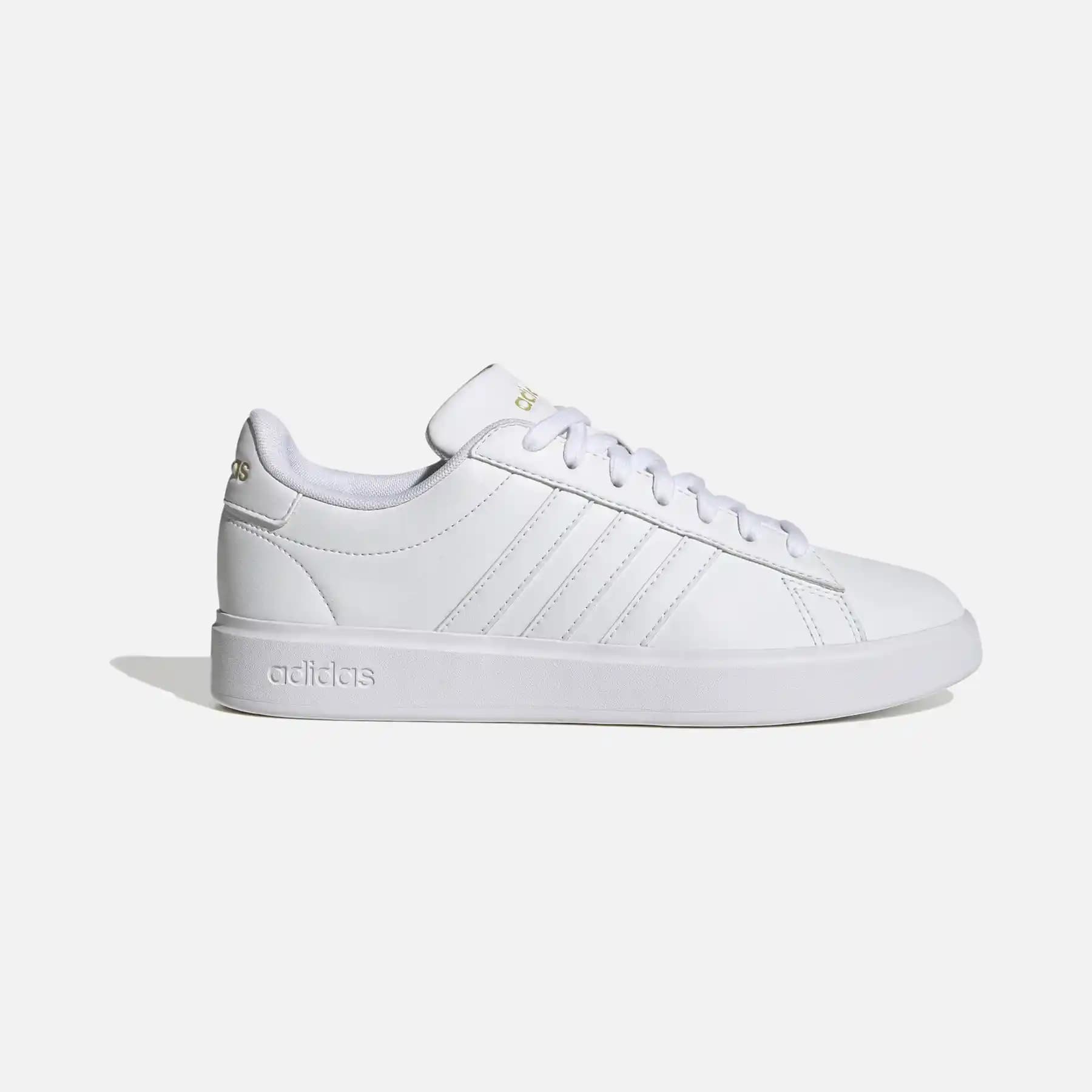 Adidas Cloudfoam Comfort Kadın Ayakkabıları ile Günlük Şıklık ve Konforun Bir Arada Olması