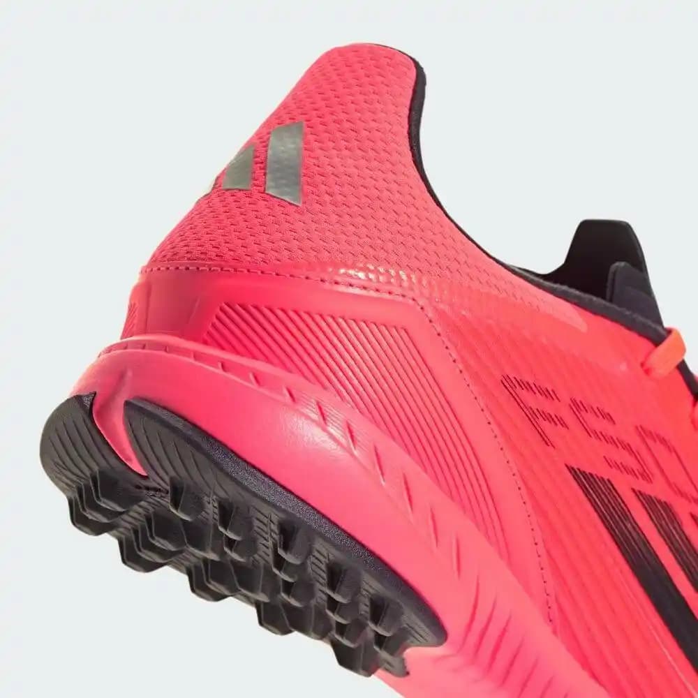 Adidas Erkek Halı Saha Ayakkabıları: Performans ve Konfor İçin En İyi Seçenekler