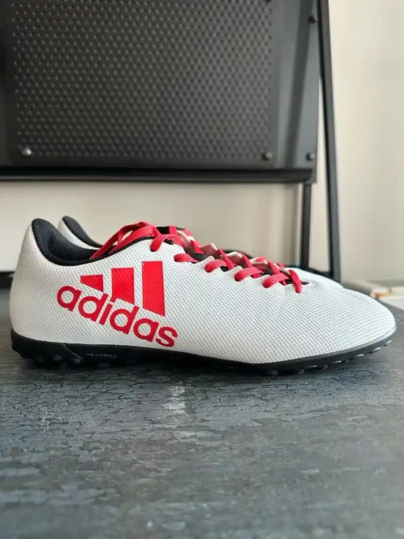 Adidas Halısaha Kramponları: Yüksek Performans ve Dayanıklılık Sunan Modeller