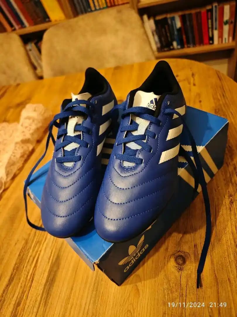Adidas Orijinal Kramponlar: Yüksek Performans ve Dayanıklılık Sunan Spor Ayakkabıları
