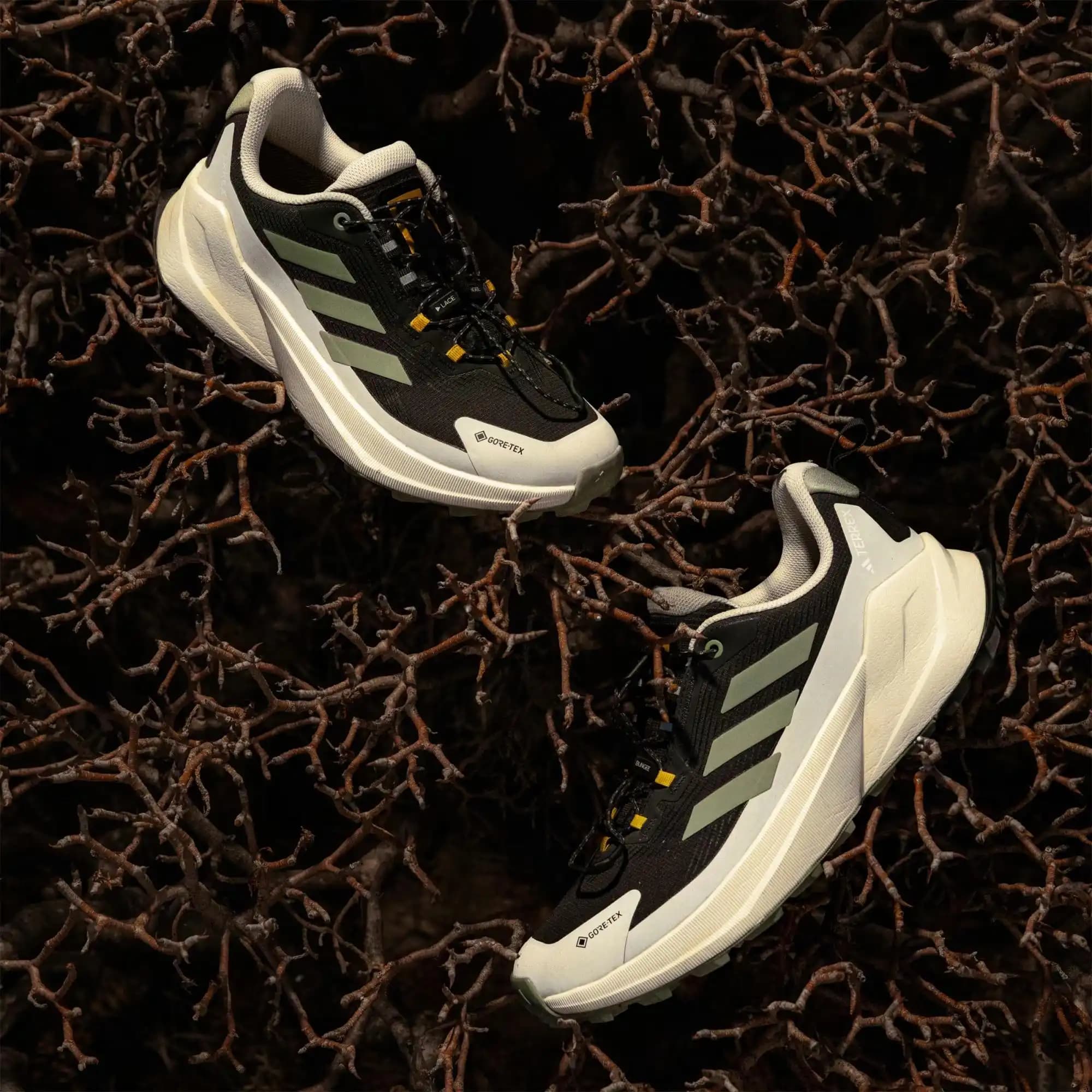 Adidas Tırtıklı Ayakkabılar: Günlük ve Outdoor Kullanım İçin Dayanıklı Tasarımlar
