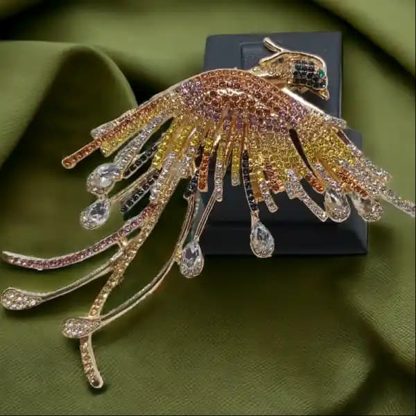 Anka Kuşu Broşu: Mitolojik Sembol ve Moda Dünyasında Öne Çıkan Aksesuar