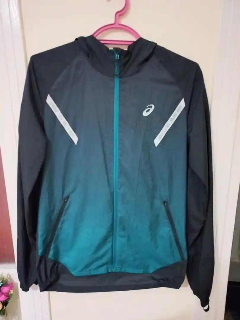 Asics Yağmurlukları: Dayanıklı ve Şık Tasarımlarla Hava Koşullarına Uygun Giyim Seçenekleri