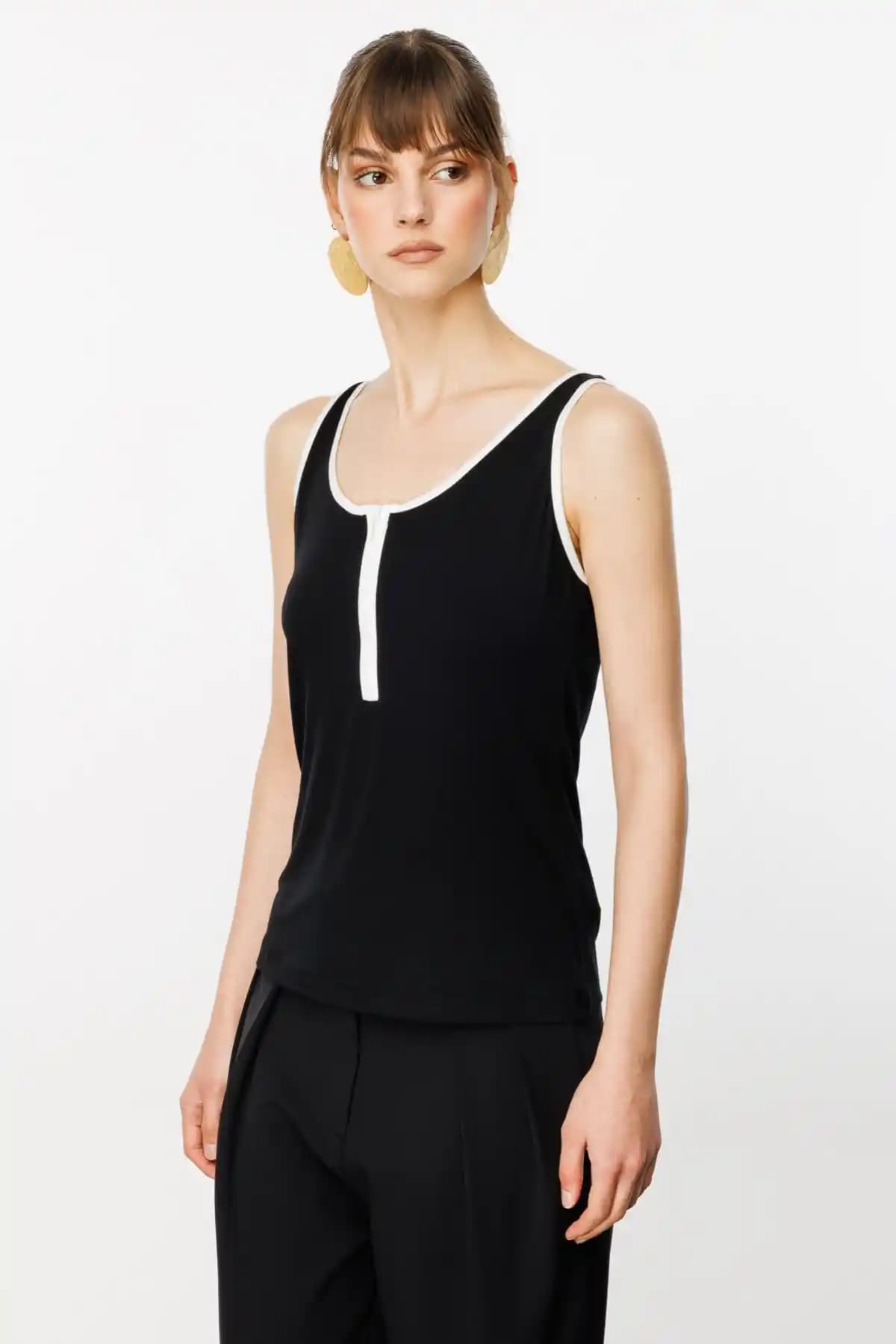 Askılı Tişörtlerle Yaz ve Bahar Modası Trendlerini Yansıtan Stil Rehberi