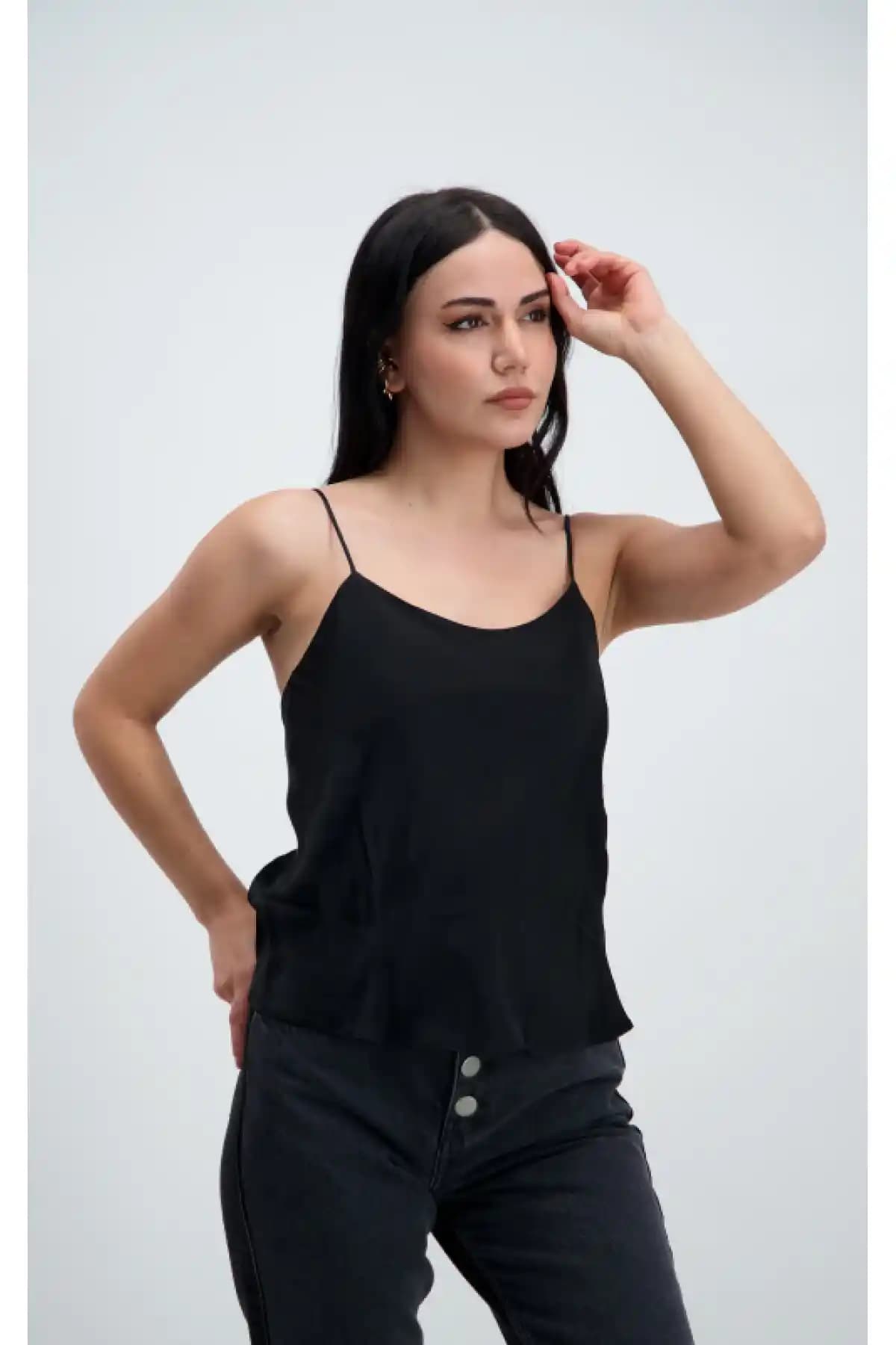 Askılı Üst Modelleri ve Trendleri: Kadın Giyiminde Şıklığın Anahtar Parçaları