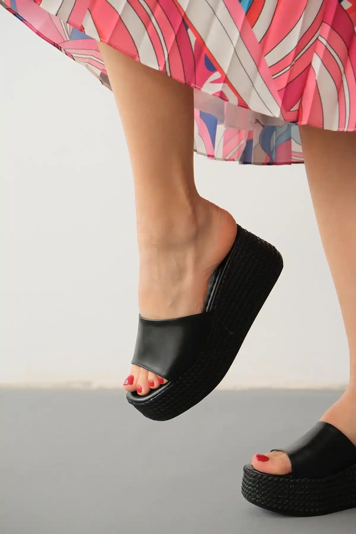 Ayakkabı Görünümlü Terlik Modası: Konfor ve Şıklığın Güncel Trendleri