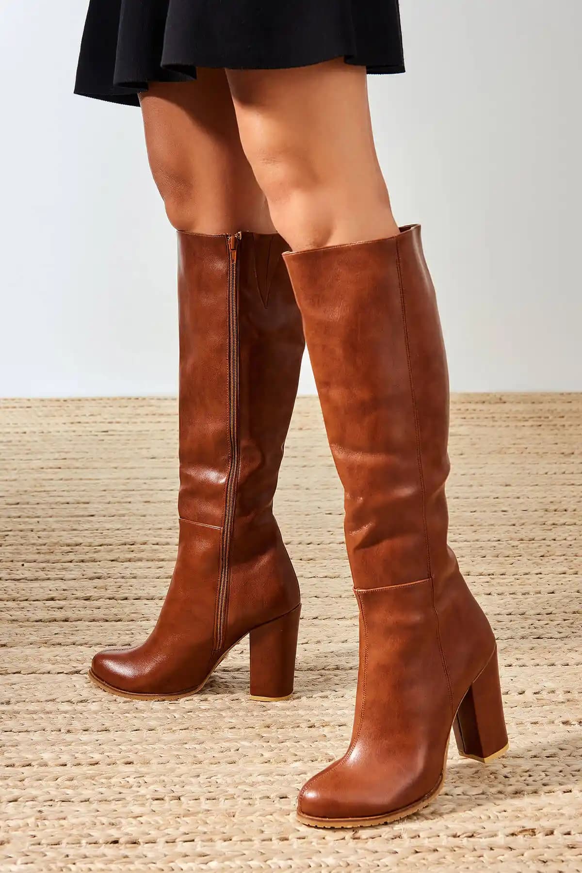 Az Topuklu Çizme Modelleri ve Kombinasyon İpuçlarıyla Şıklığı ve Konforu Yakalayın