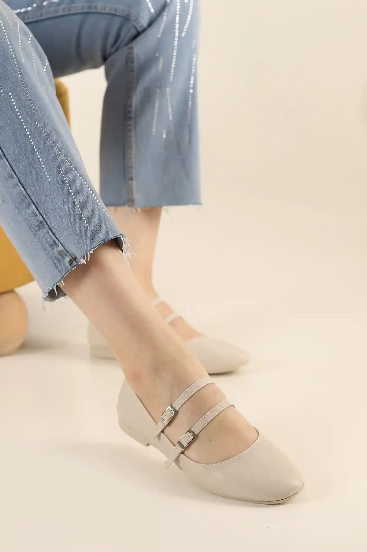 Bantlı Babet Ayakkabılar: Şıklık ve Rahatlığın Modern Buluşması