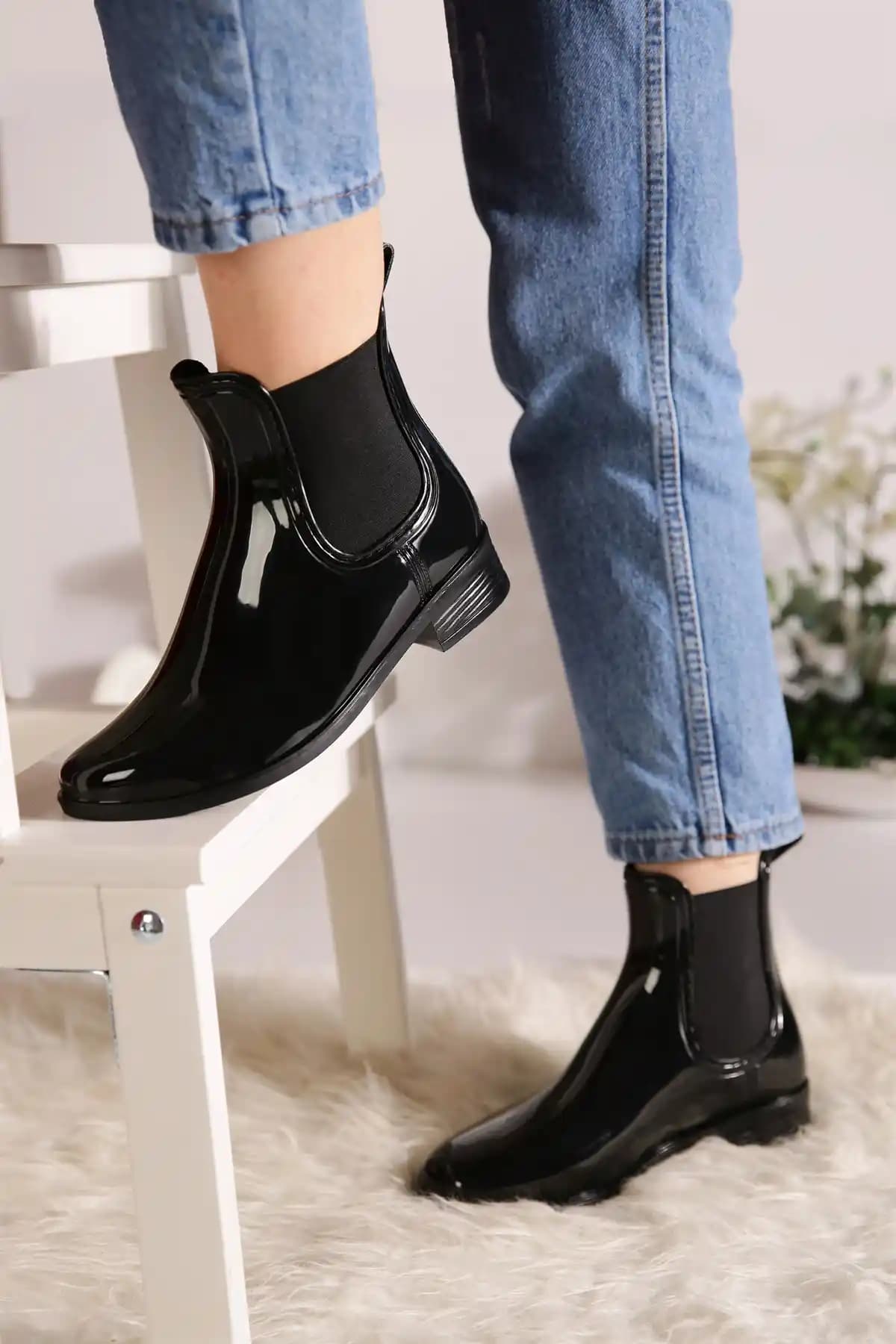 Bayan Yağmur Botları: Şık ve Konforlu Seçeneklerle Yağmurlu Günlerin Vazgeçilmezi