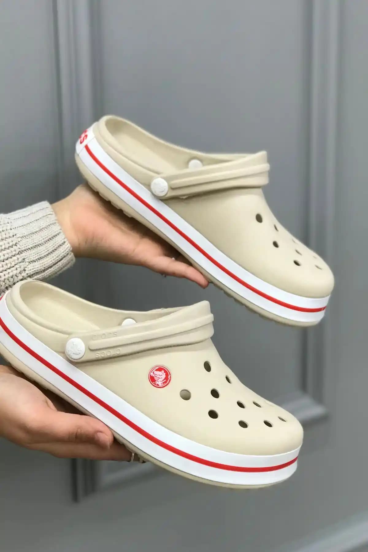 Bej Crocs: Şıklık ve Konforu Bir Arada Sunan Çok Yönlü Ayakkabılar