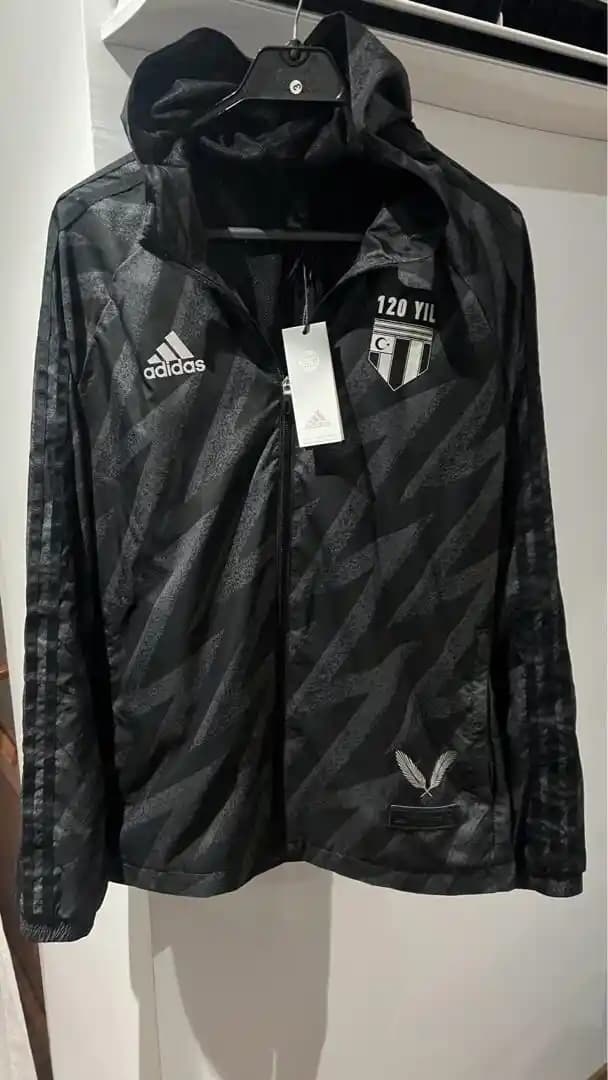 Beşiktaş 120. Yıl Anısına Özel Tasarım Dayanıklı ve Şık Yağmurluk Modelleri