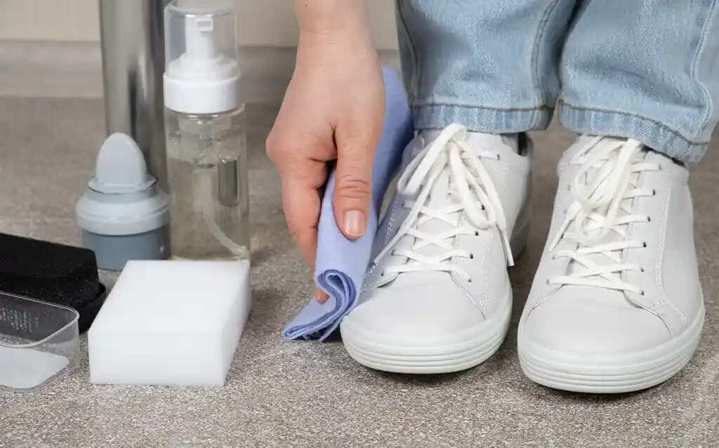 Beyaz Ayakkabı Temizliği ve Bakımı İçin Uzman Tavsiyeleri ve Pratik Rehber