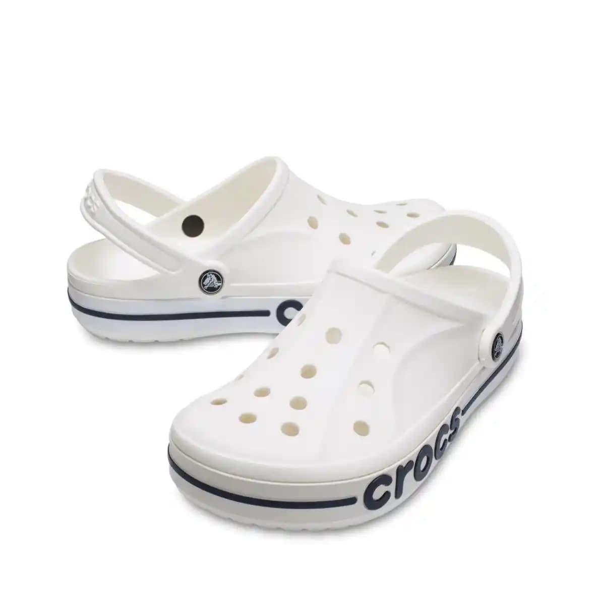 Beyaz Crocs: Konfor ve Şıklığın Modern Tasarımlarla Buluşması