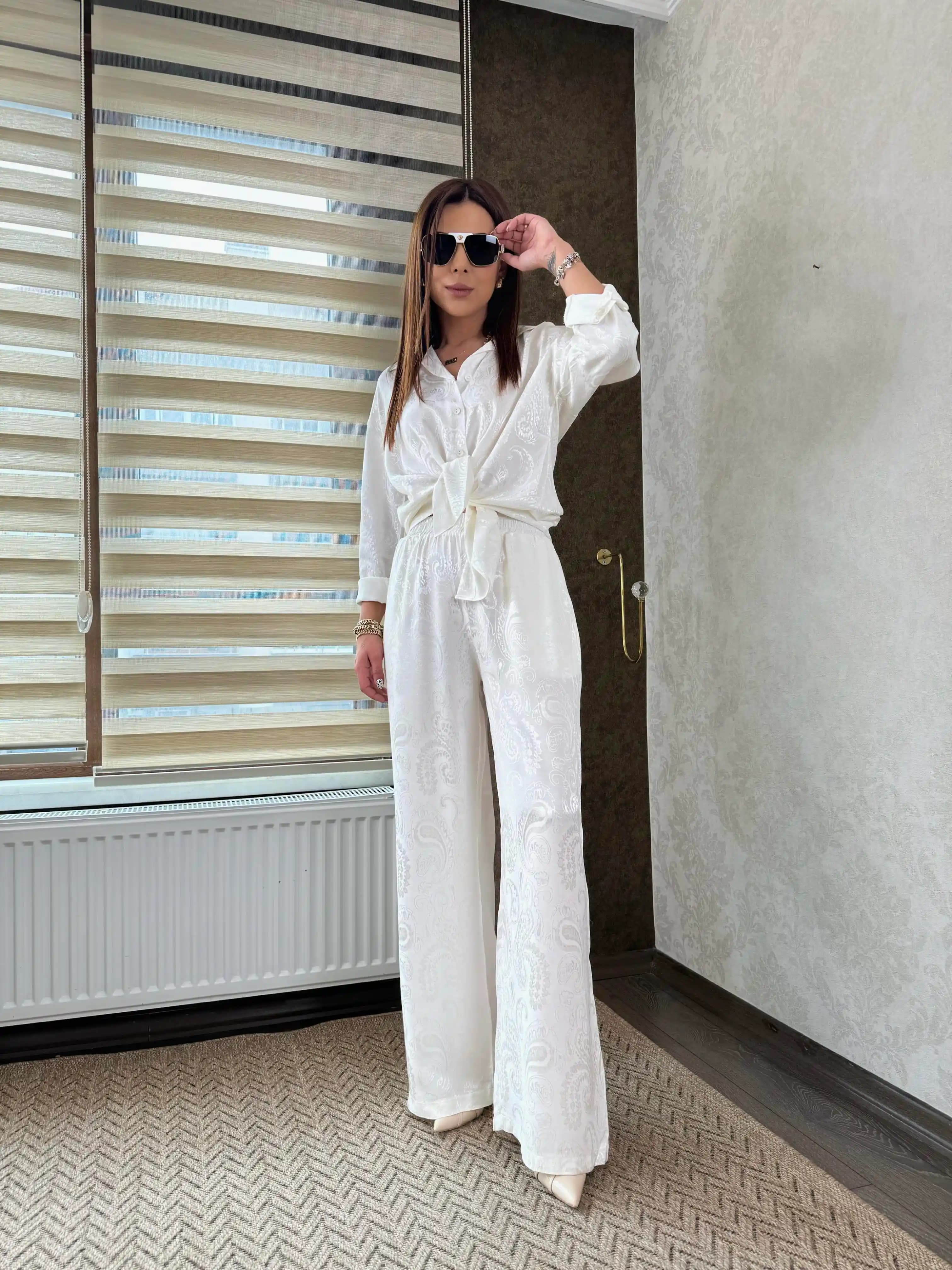 Beyaz Kadın Takımlar: Moda Trendleri ve Kombinasyon İpuçlarıyla Şıklık ve Zarafet