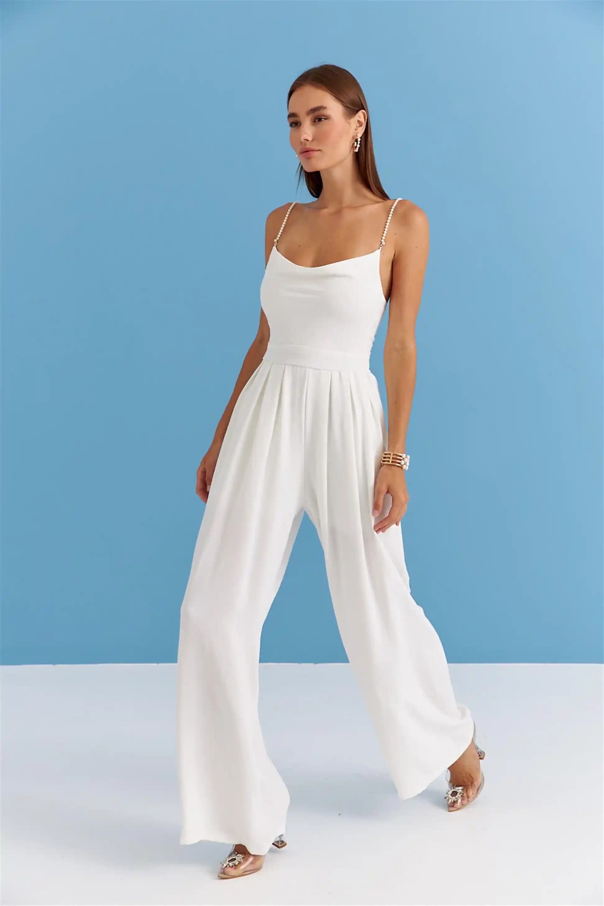 Beyaz Kadın Tulumları Moda Trendleri ve Kombin İpuçlarıyla Şıklık ve Rahatlık Sunar