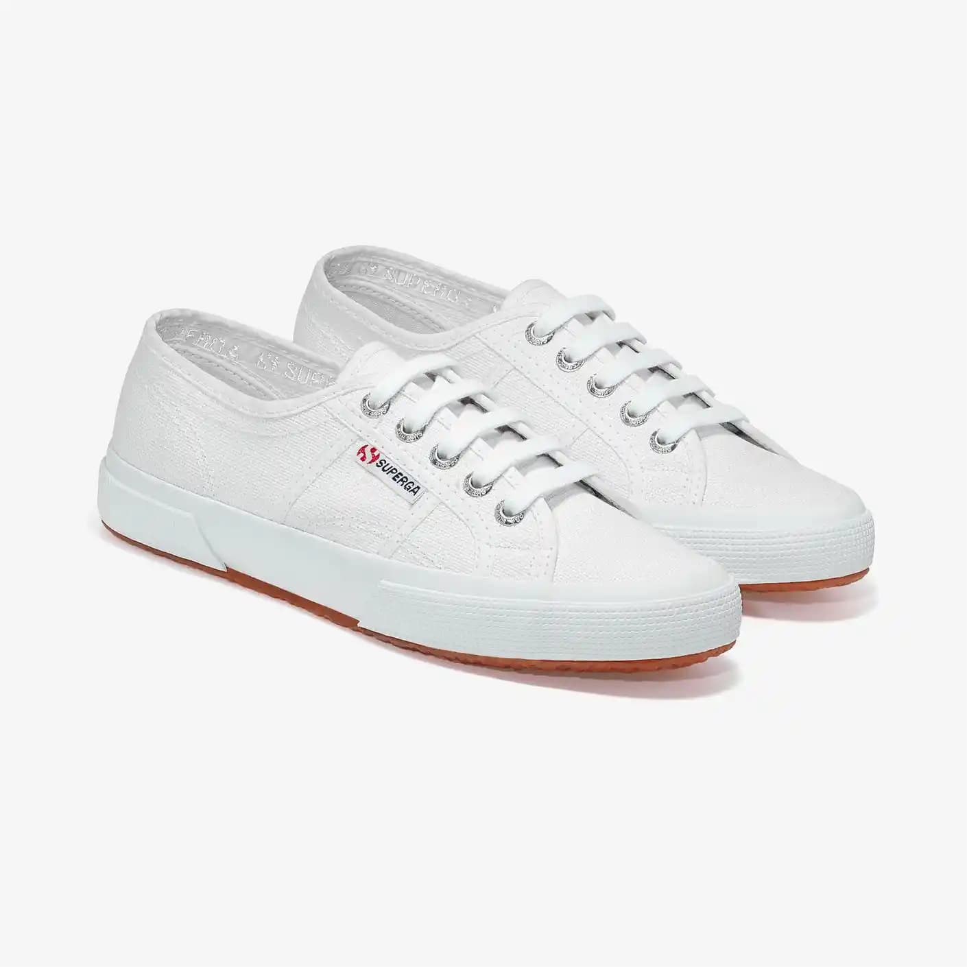 Beyaz Superga ile Günlük Şıklık ve Konforu Bir Arada Yakalayın