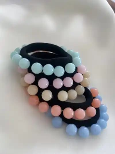 Boncuklu Lastik Toka: Renkli ve Pratik Saç Aksesuarları Trendleri ve Kullanım İpuçları